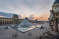 cour napoleon et pyramide site